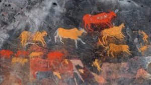 نقاشی جانوران روی دیواره‌ی سنگی